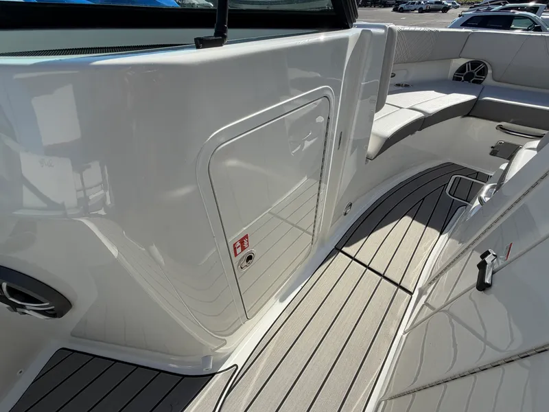 Slide: The Image of Sea Ray SDX 230 2026 - 16