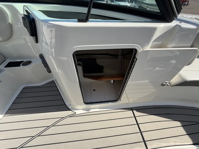 Slide: The Image of Sea Ray SDX 230 2026 - 15