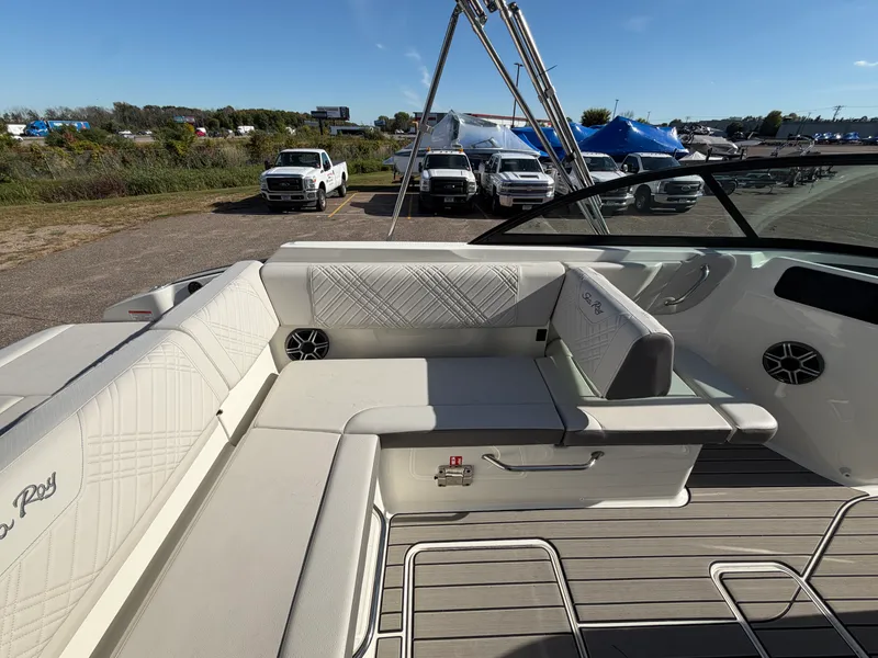 Slide: The Image of Sea Ray SDX 230 2026 - 39