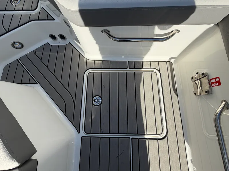 Slide: The Image of Sea Ray SDX 230 2026 - 21