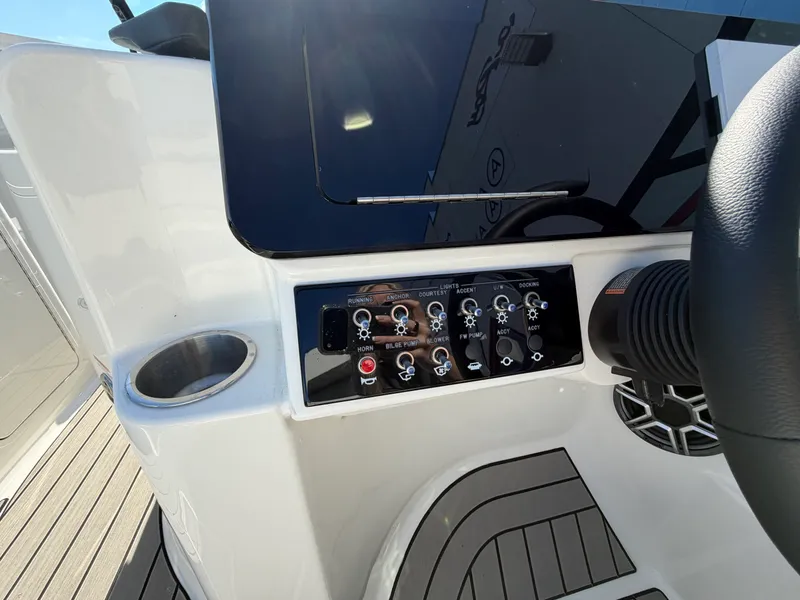 Slide: The Image of Sea Ray SDX 230 2026 - 24