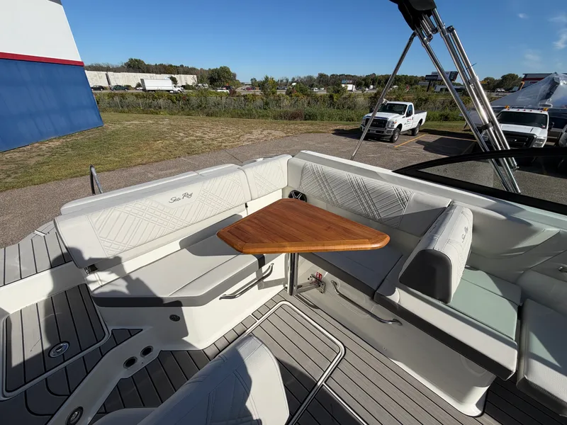 Slide: The Image of Sea Ray SDX 230 2026 - 43