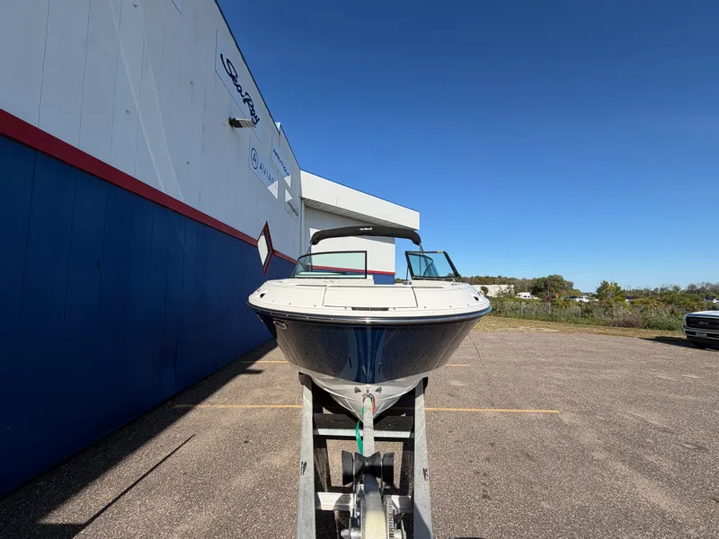 Slide: The Image of Sea Ray SDX 230 2026 - 1