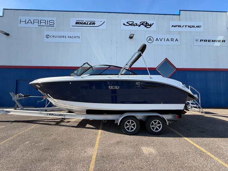 Slide: The Image of Sea Ray SDX 230 2026 - 3