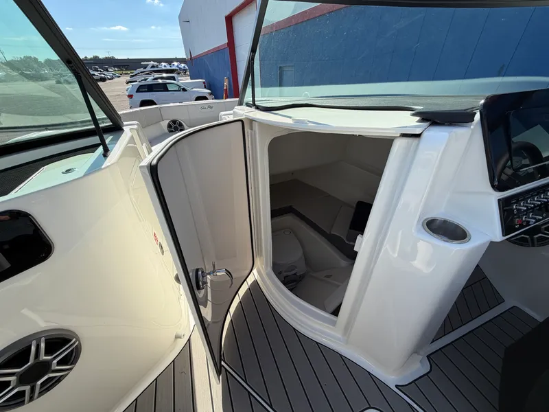 Slide: The Image of Sea Ray SDX 230 2026 - 52
