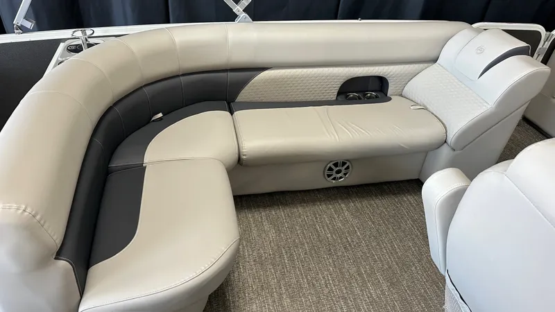 Slide: The Image of Premier 220 GEMINI 2021 - 25