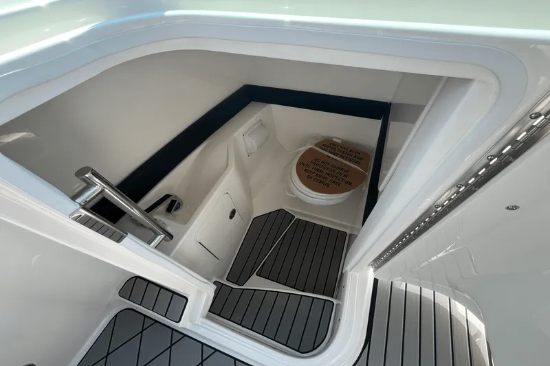 Slide: The Image of Sea Ray SLX 280 Outboard 2026 - 15