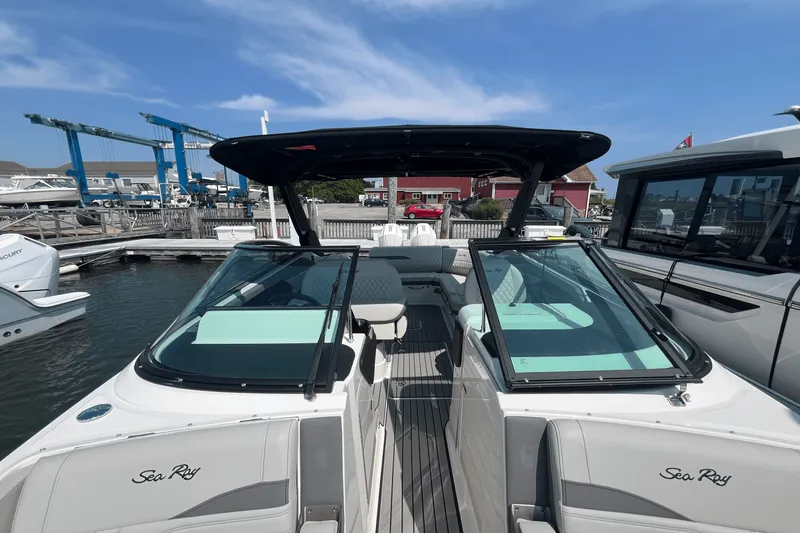 Slide: The Image of Sea Ray SLX 280 Outboard 2026 - 18