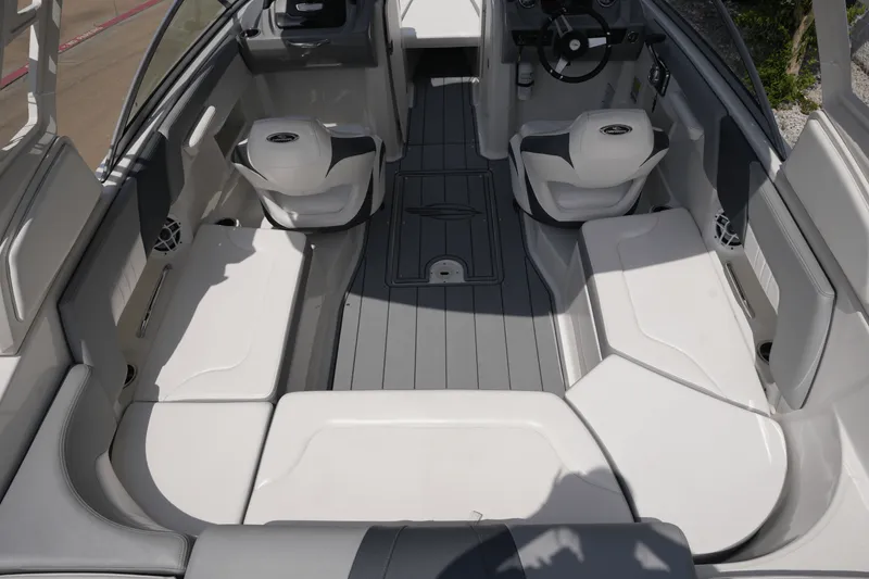 Slide: The Image of Chaparral 230 SSI 2021 - 10