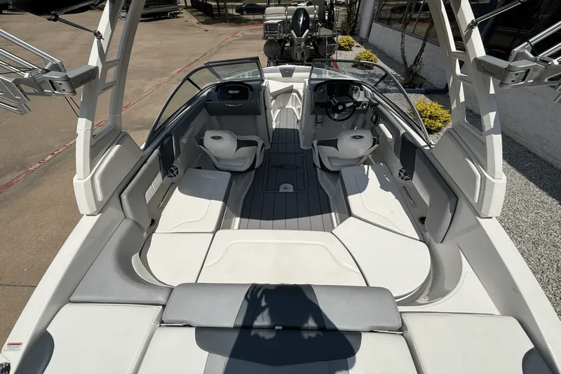 Slide: The Image of Chaparral 230 SSI 2021 - 9