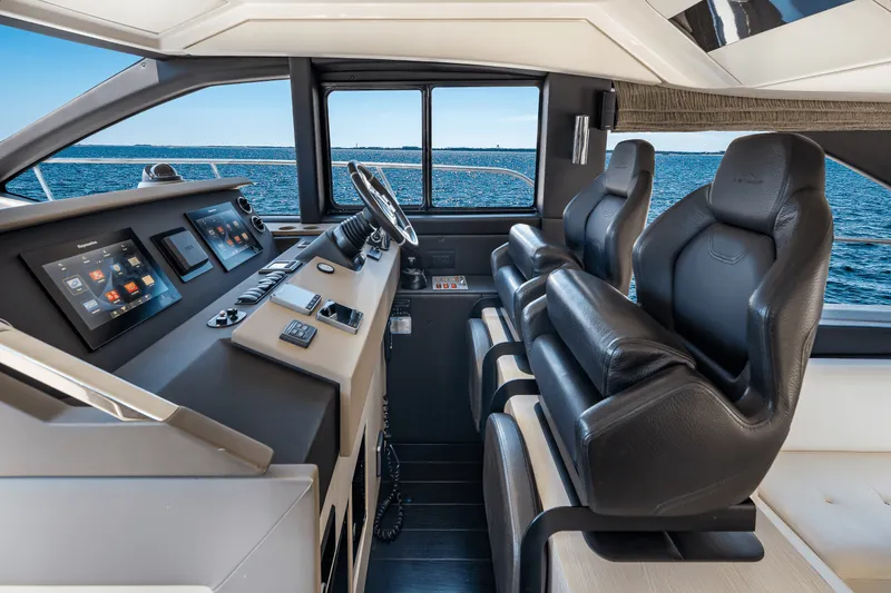 Slide: The Image of Azimut 50 FLYBRIDGE 2017 - 36