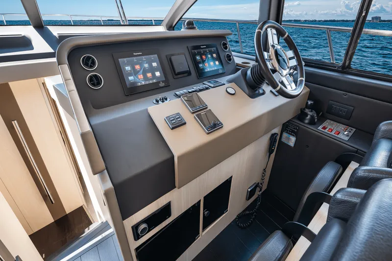 Slide: The Image of Azimut 50 FLYBRIDGE 2017 - 37