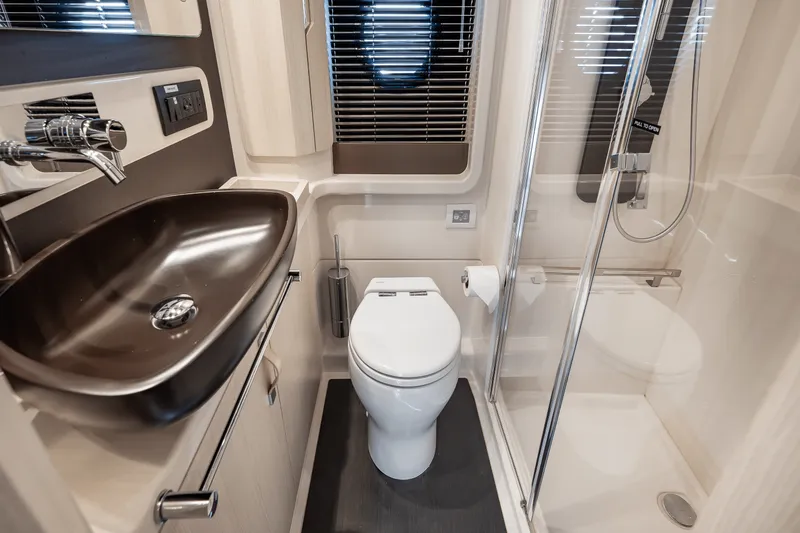 Slide: The Image of Azimut 50 FLYBRIDGE 2017 - 66