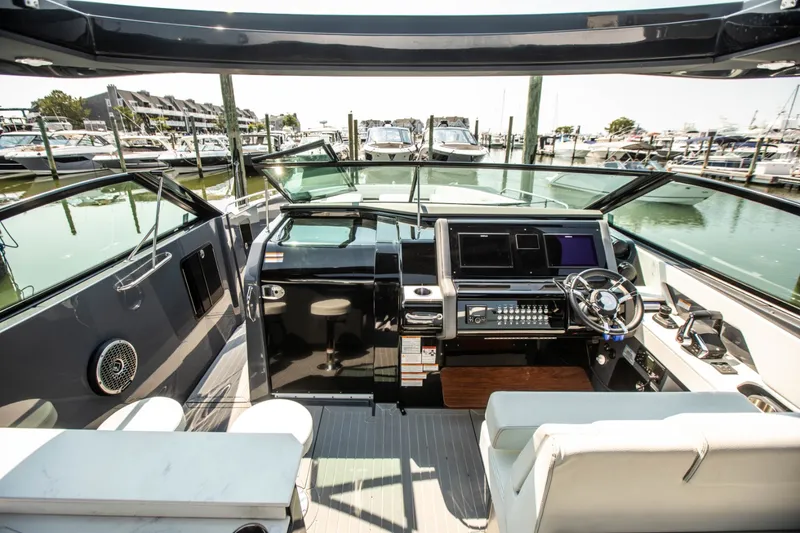 Slide: The Image of Cruisers 38 GLS-OB SB 2024 - 34