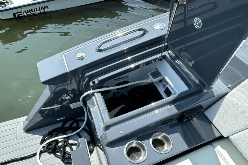 Slide: The Image of Cruisers 38 GLS-OB SB 2024 - 11