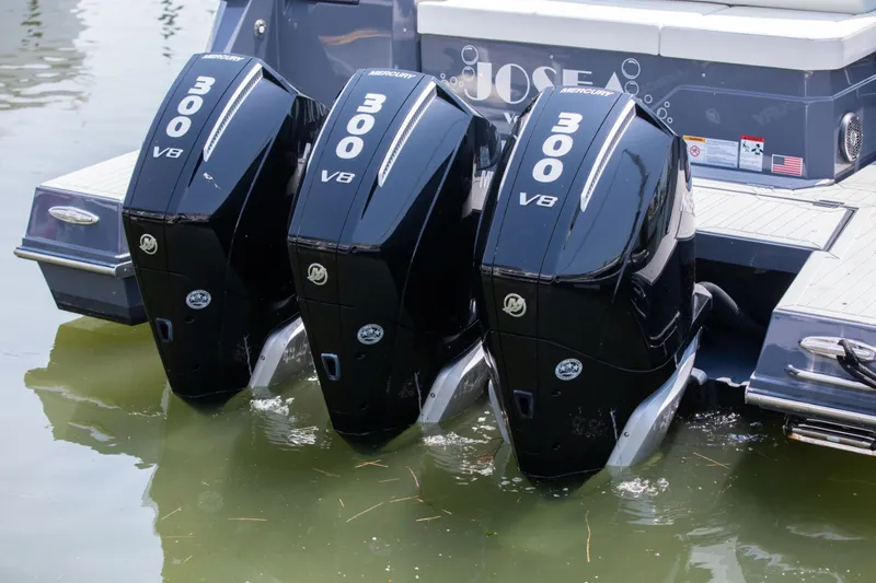 Slide: The Image of Cruisers 38 GLS-OB SB 2024 - 8
