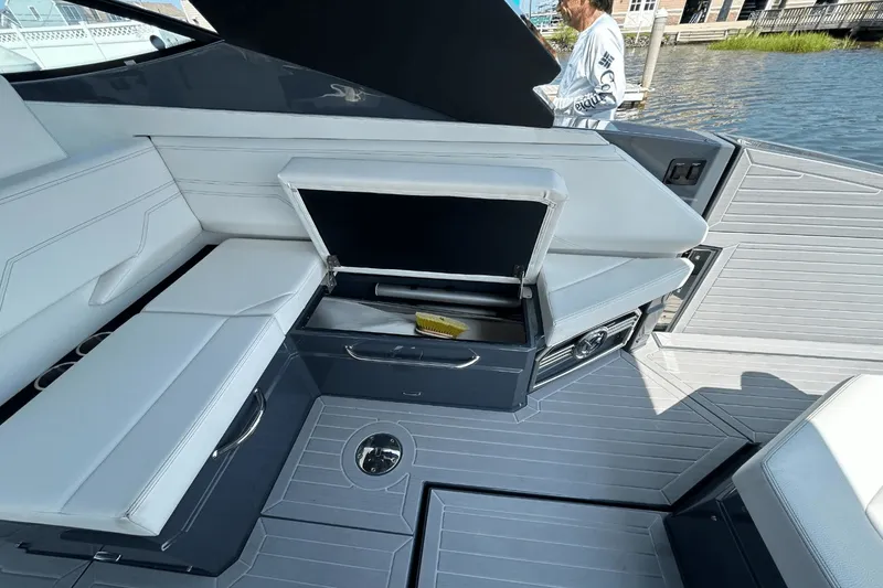 Slide: The Image of Cruisers 38 GLS-OB SB 2024 - 24