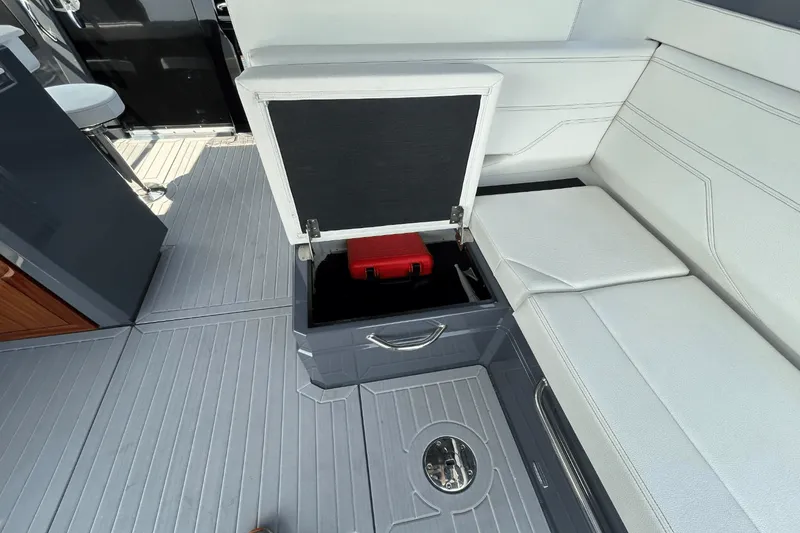 Slide: The Image of Cruisers 38 GLS-OB SB 2024 - 25