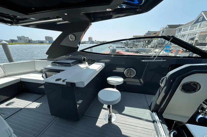 Slide: The Image of Cruisers 38 GLS-OB SB 2024 - 26