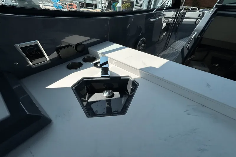 Slide: The Image of Cruisers 38 GLS-OB SB 2024 - 29