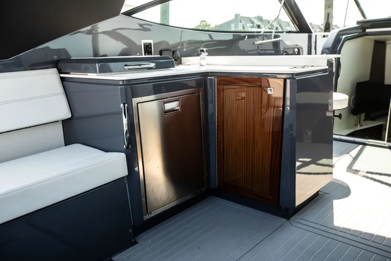 Slide: The Image of Cruisers 38 GLS-OB SB 2024 - 21