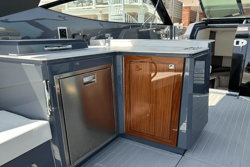 Slide: The Image of Cruisers 38 GLS-OB SB 2024 - 31