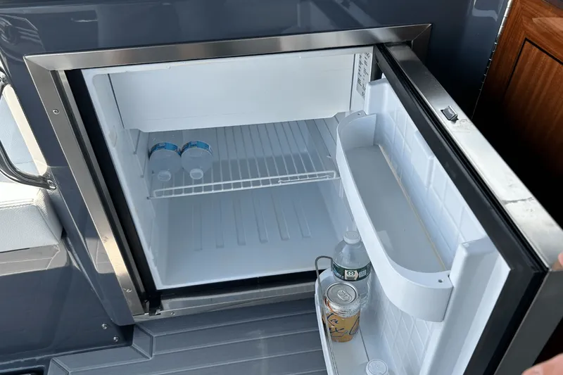 Slide: The Image of Cruisers 38 GLS-OB SB 2024 - 32