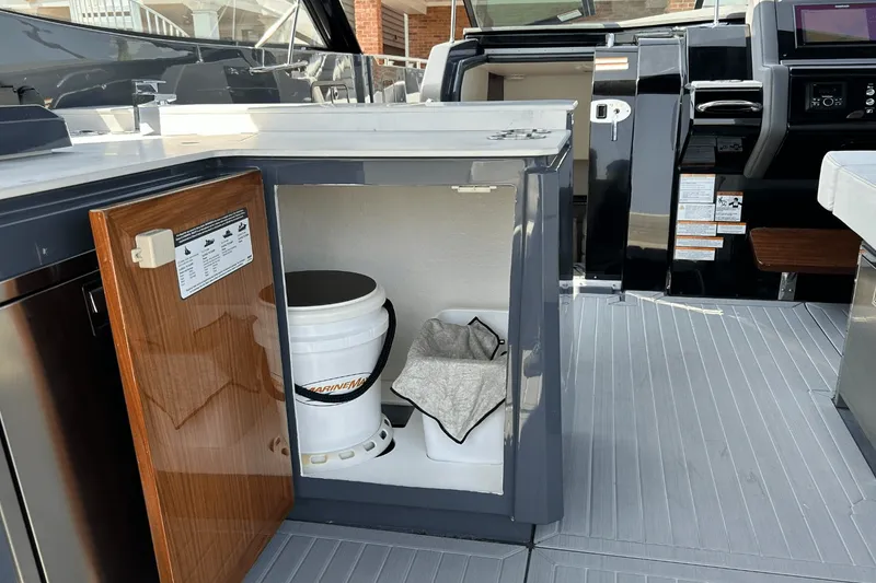 Slide: The Image of Cruisers 38 GLS-OB SB 2024 - 33