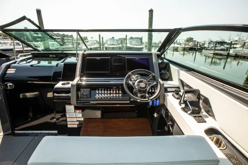 Slide: The Image of Cruisers 38 GLS-OB SB 2024 - 53