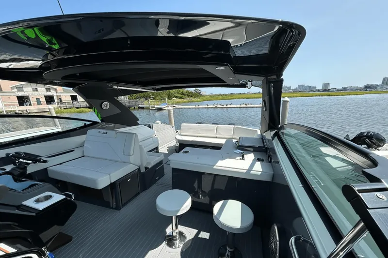 Slide: The Image of Cruisers 38 GLS-OB SB 2024 - 34