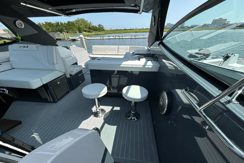 Slide: The Image of Cruisers 38 GLS-OB SB 2024 - 35