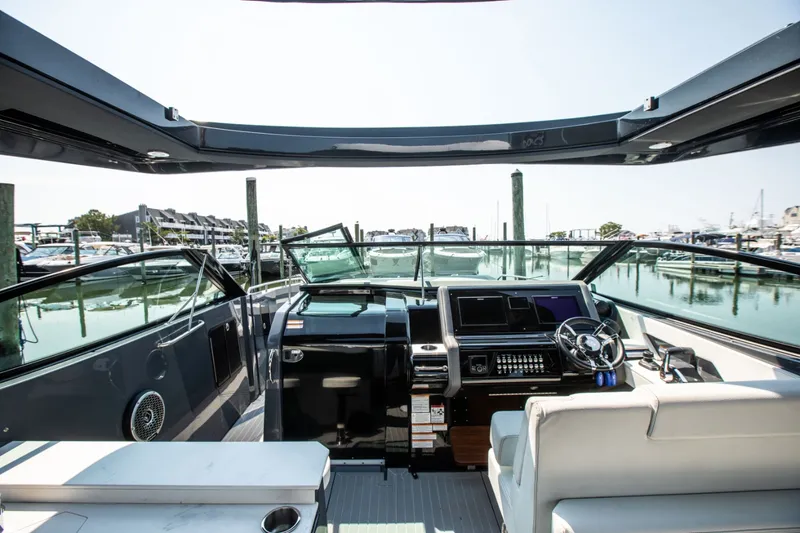 Slide: The Image of Cruisers 38 GLS-OB SB 2024 - 32