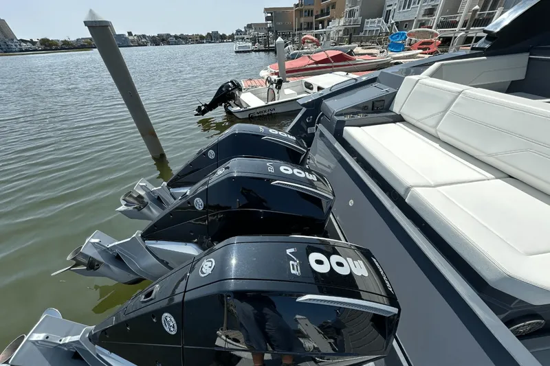 Slide: The Image of Cruisers 38 GLS-OB SB 2024 - 4