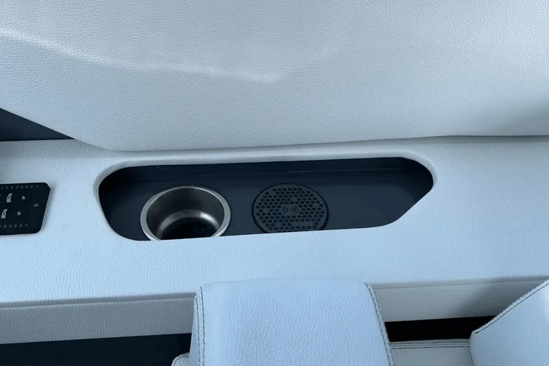 Slide: The Image of Cruisers 38 GLS-OB SB 2024 - 46