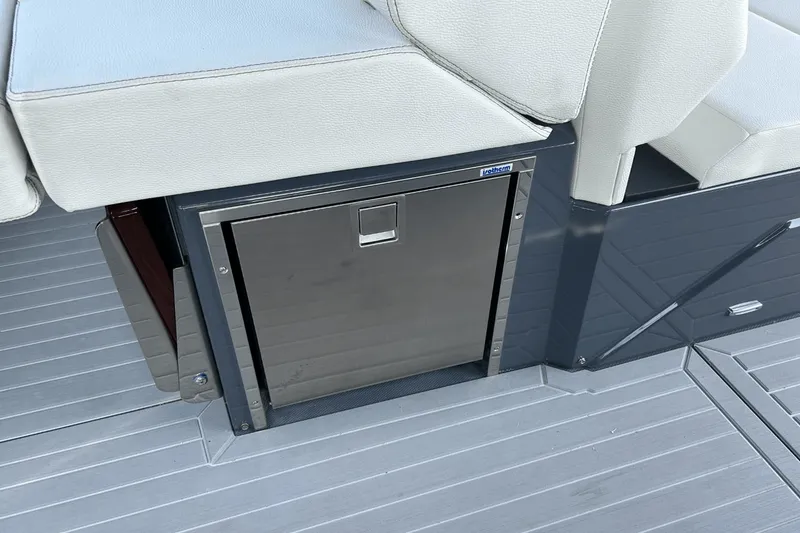 Slide: The Image of Cruisers 38 GLS-OB SB 2024 - 48