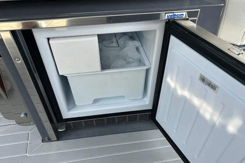 Slide: The Image of Cruisers 38 GLS-OB SB 2024 - 49