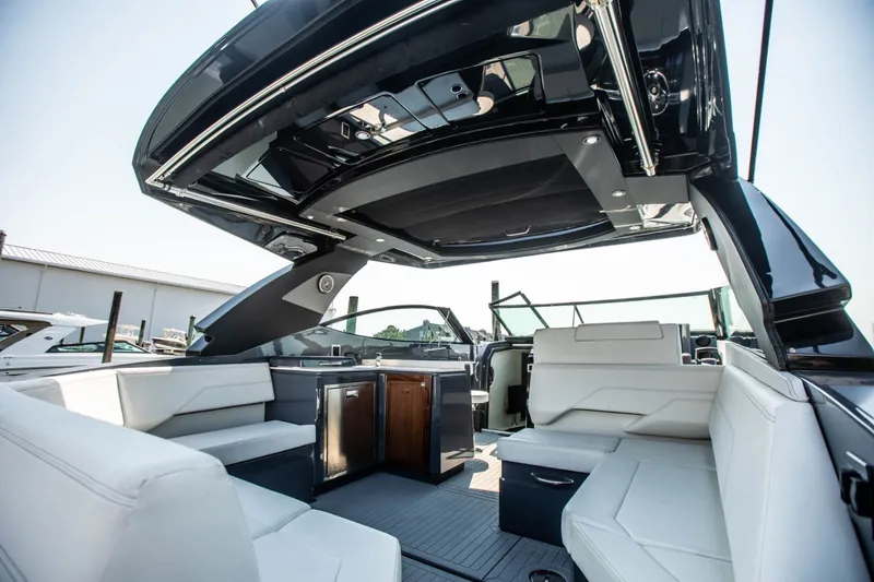 Slide: The Image of Cruisers 38 GLS-OB SB 2024 - 18