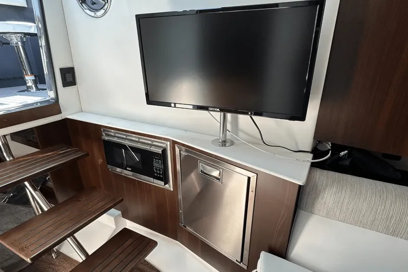 Slide: The Image of Cruisers 38 GLS-OB SB 2024 - 54