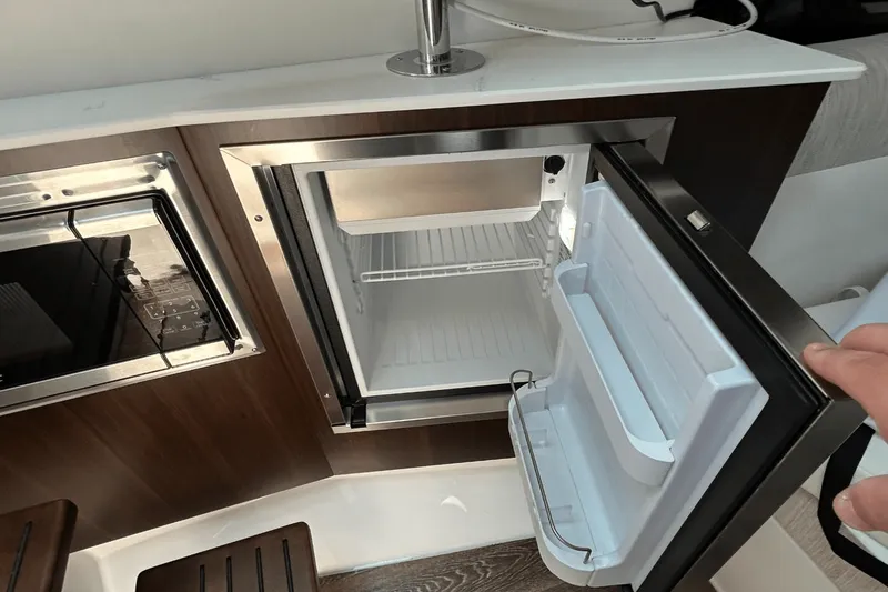 Slide: The Image of Cruisers 38 GLS-OB SB 2024 - 56