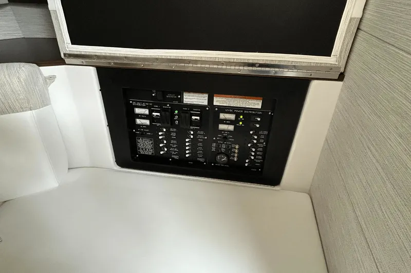 Slide: The Image of Cruisers 38 GLS-OB SB 2024 - 57