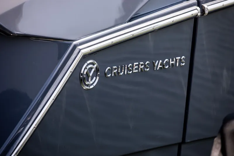 Slide: The Image of Cruisers 38 GLS-OB SB 2024 - 10