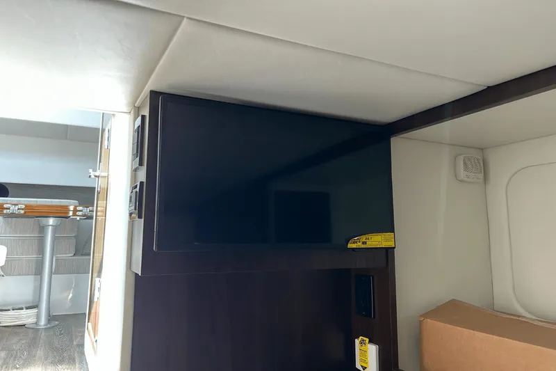 Slide: The Image of Cruisers 38 GLS-OB SB 2024 - 64