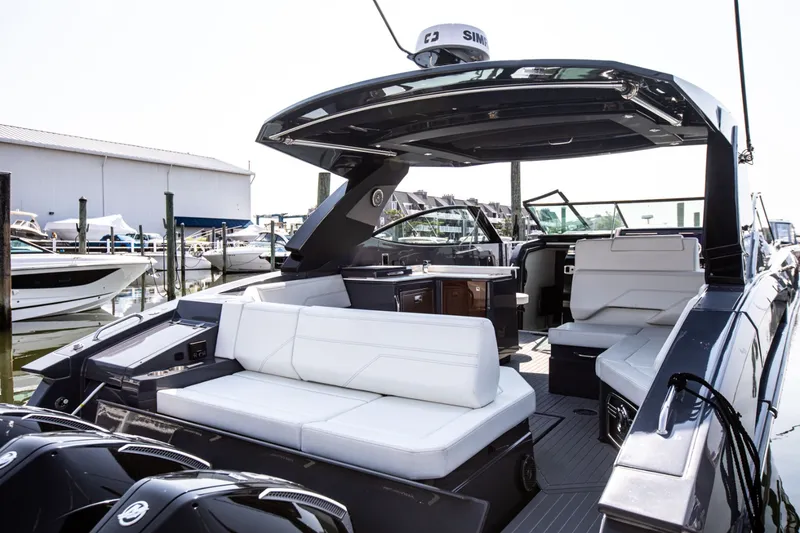 Slide: The Image of Cruisers 38 GLS-OB SB 2024 - 12