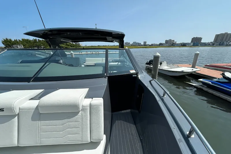 Slide: The Image of Cruisers 38 GLS-OB SB 2024 - 68