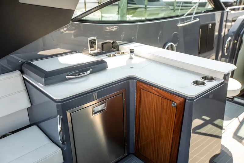 Slide: The Image of Cruisers 38 GLS-OB SB 2024 - 22