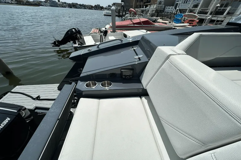 Slide: The Image of Cruisers 38 GLS-OB SB 2024 - 7