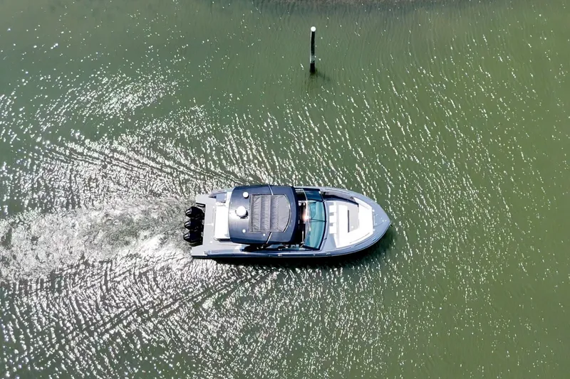 Slide: The Image of Cruisers 38 GLS-OB SB 2024 - 6