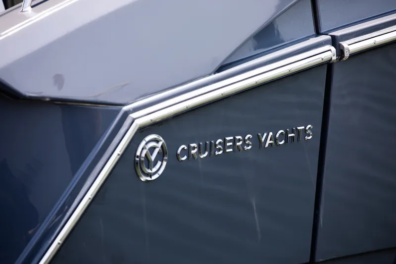 Slide: The Image of Cruisers 38 GLS-OB SB 2024 - 90