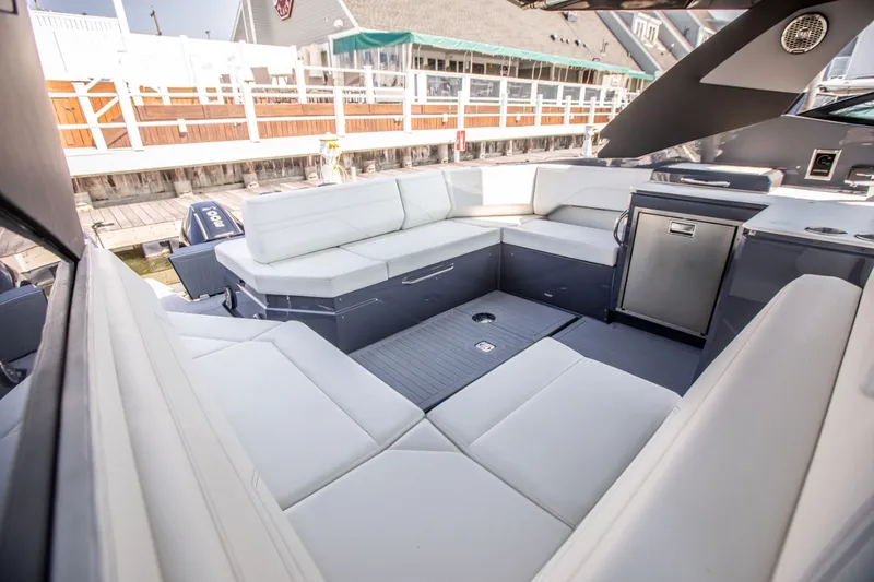 Slide: The Image of Cruisers 38 GLS-OB SB 2024 - 20