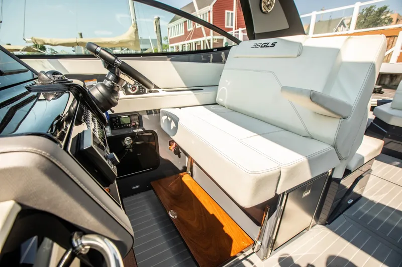 Slide: The Image of Cruisers 38 GLS-OB SB 2024 - 37